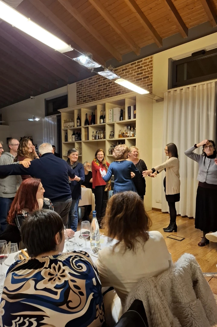 Delle persone si divertono insieme nella sala del Ristorante Cielo e Vino di Dairago