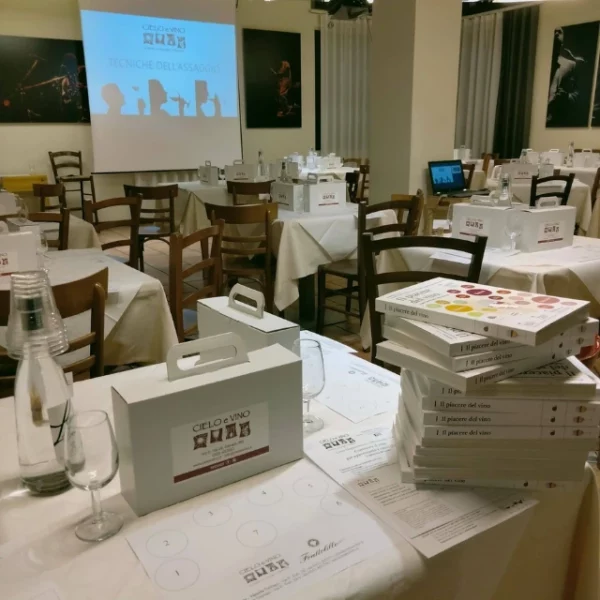 Foto di un sala del ristorante Cielo e Vino durante un corso di degustazione vini